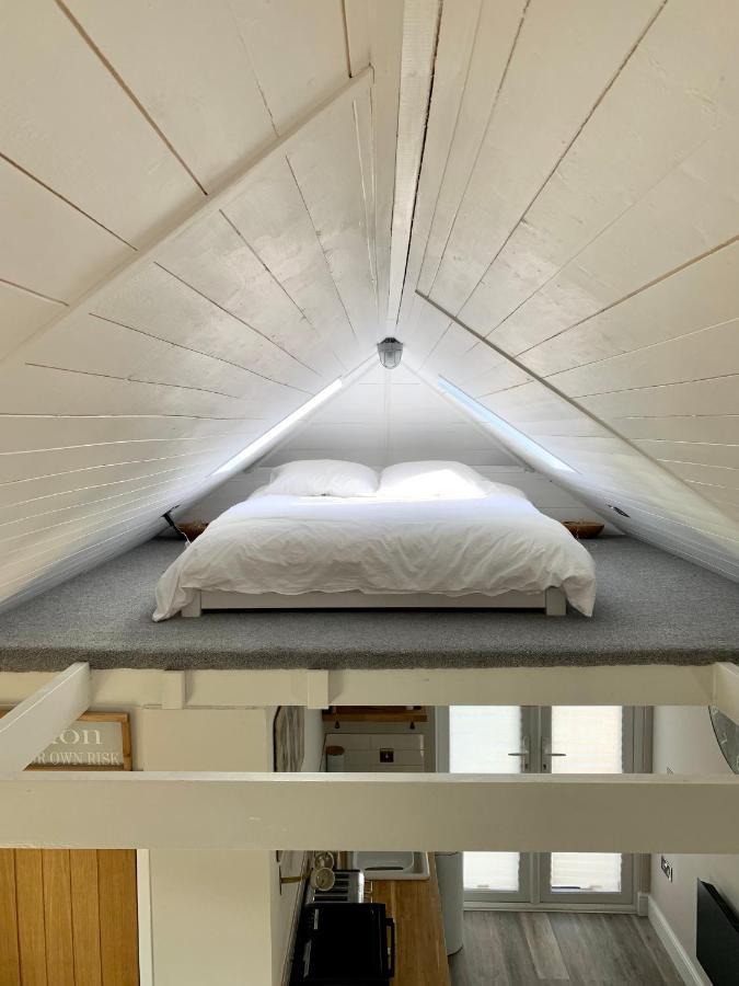 The Nest Hotel Sway Bagian luar foto